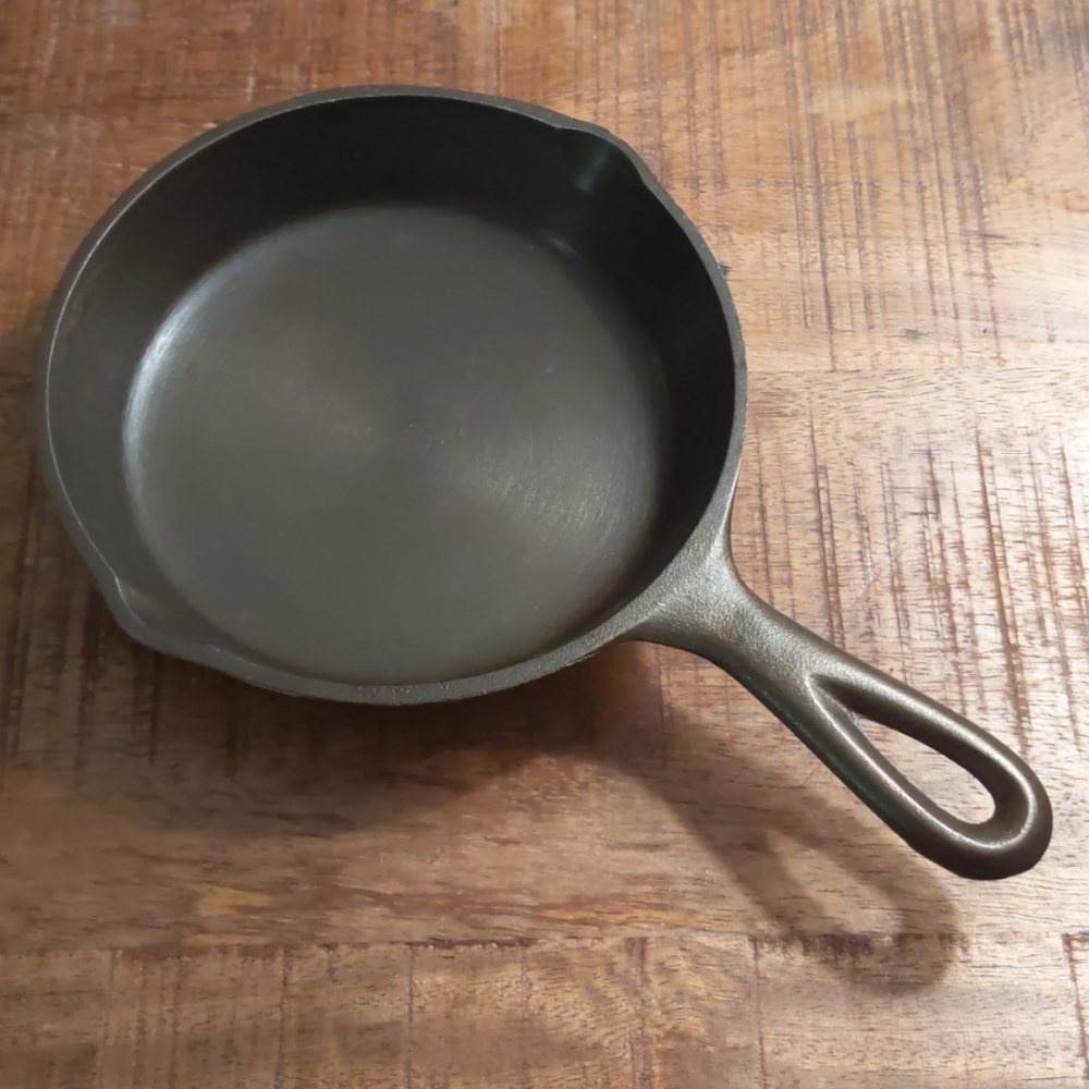 Vintage Unmarked Lodge Cast Iron Skillet, #3